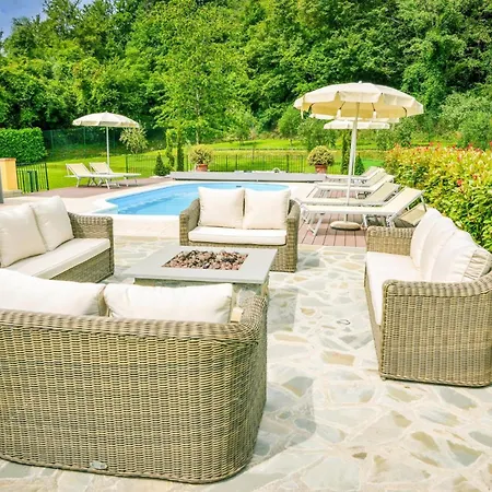 3 Bed 4 Bath Sleeps 8 Pool Hot Tub Air Con Villa *