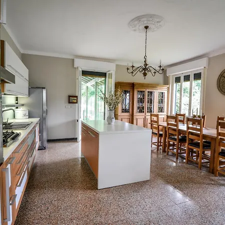 3 Bed 4 Bath Sleeps 8 Pool Hot Tub Air Con * Villafranca in Lunigiana